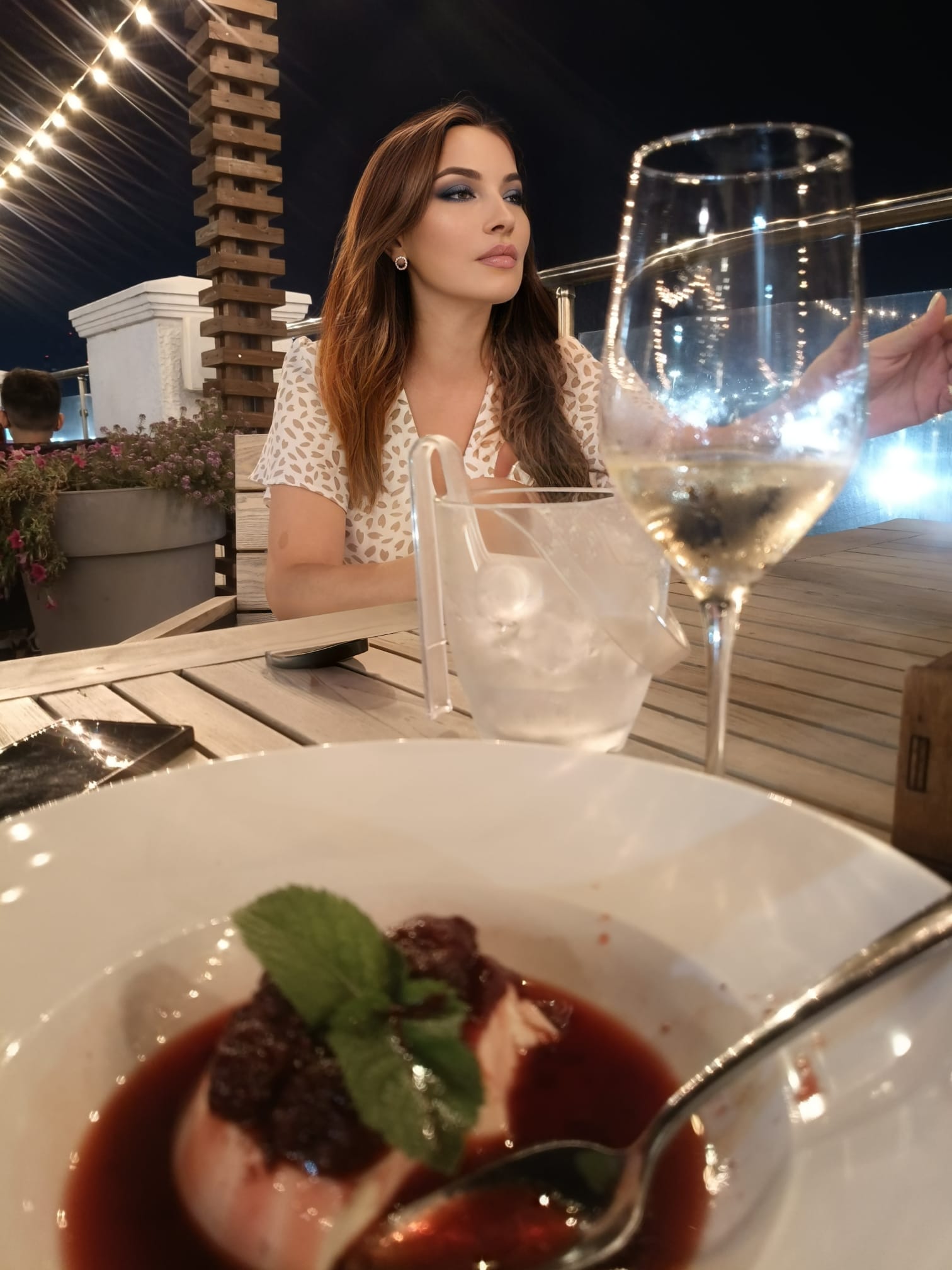 לילי – אישה מקצוענית דוגמנית בת 29 -בתל אביב